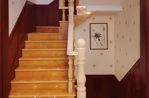 吉州中式别墅室内汉白玉石楼梯的定制安装装饰效果